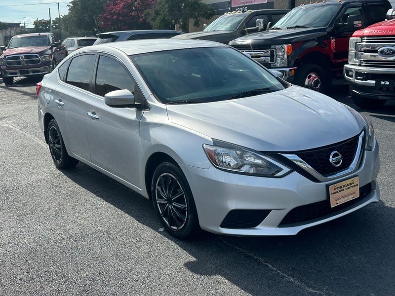 Nissan Sentra Vehicle Full-screen Gallery Image 04