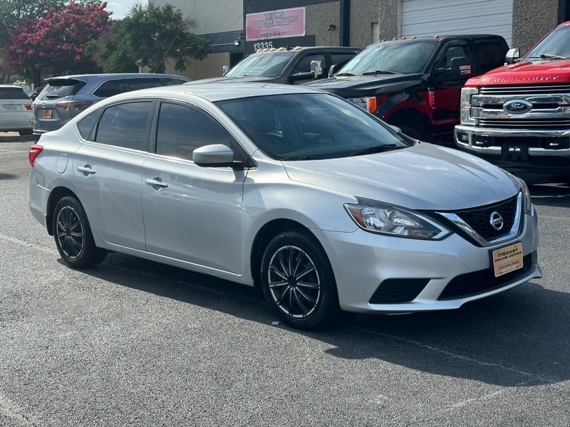 Nissan Sentra Vehicle Full-screen Gallery Image 05