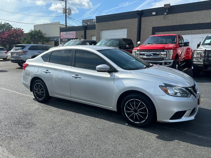 Nissan Sentra Vehicle Full-screen Gallery Image 09
