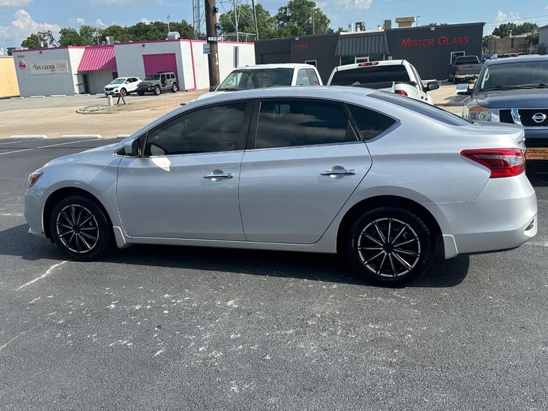 Nissan Sentra Vehicle Full-screen Gallery Image 10