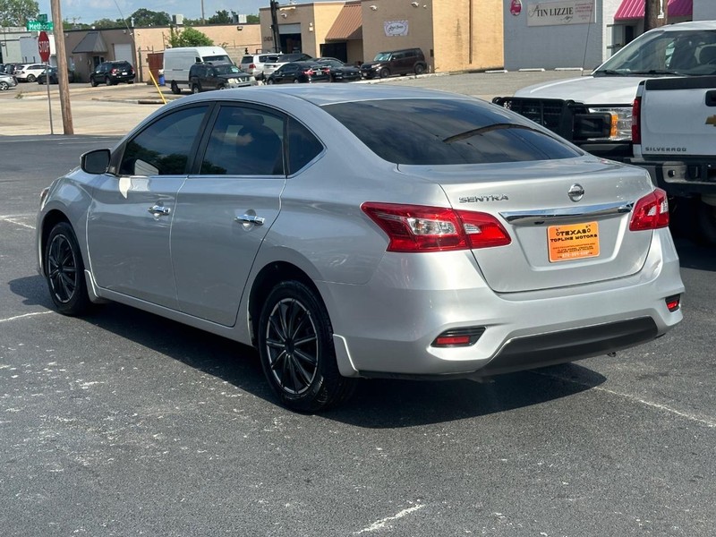 Nissan Sentra Vehicle Full-screen Gallery Image 11