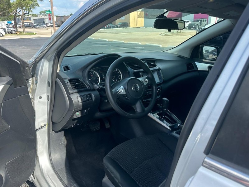 Nissan Sentra Vehicle Full-screen Gallery Image 12