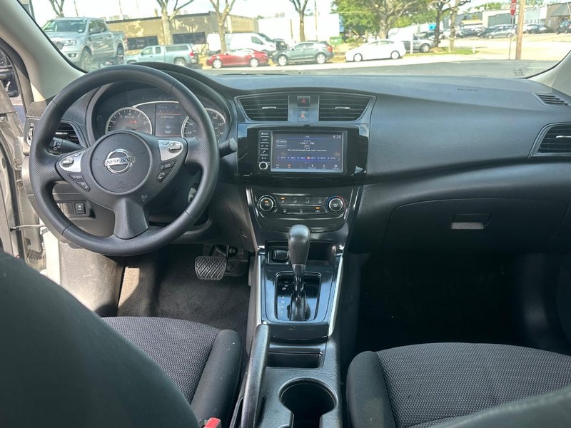 Nissan Sentra Vehicle Full-screen Gallery Image 15