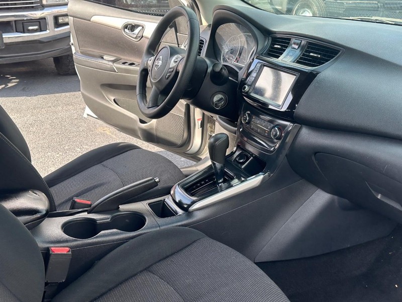 Nissan Sentra Vehicle Full-screen Gallery Image 17