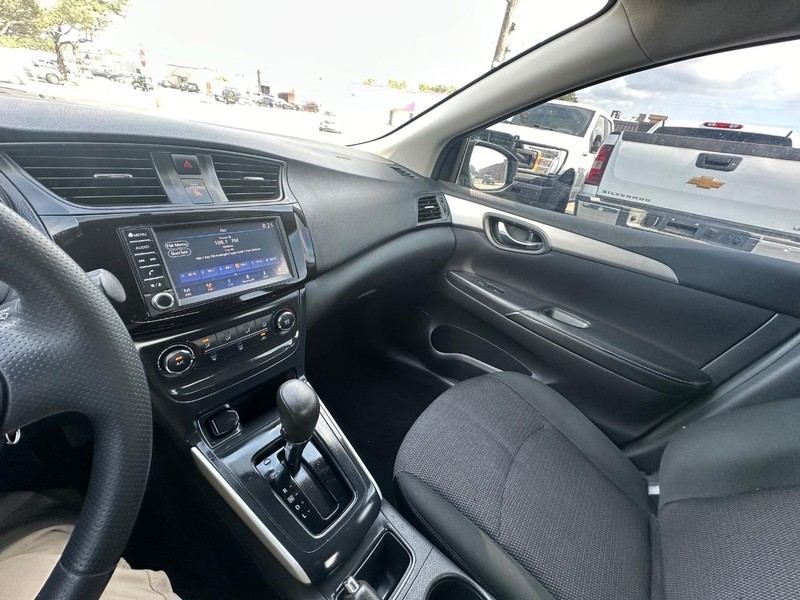 Nissan Sentra Vehicle Full-screen Gallery Image 21