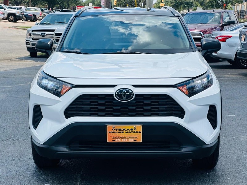 Toyota RAV4 Vehicle Full-screen Gallery Image 05