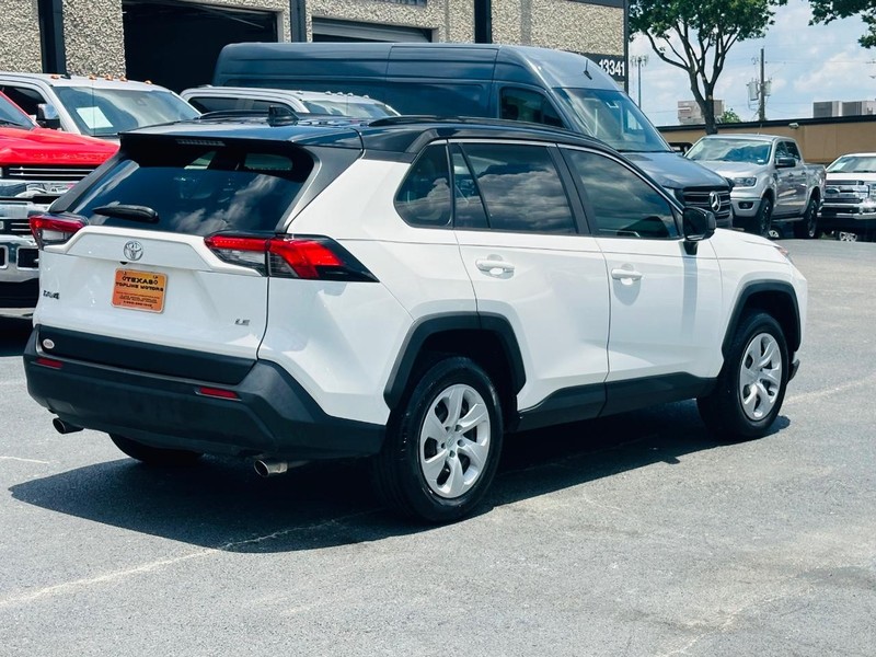 Toyota RAV4 Vehicle Full-screen Gallery Image 10