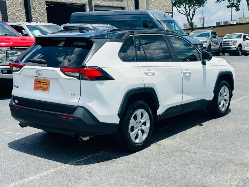 Toyota RAV4 Vehicle Full-screen Gallery Image 11