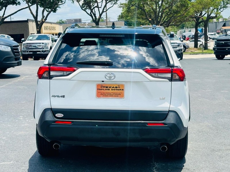 Toyota RAV4 Vehicle Full-screen Gallery Image 12