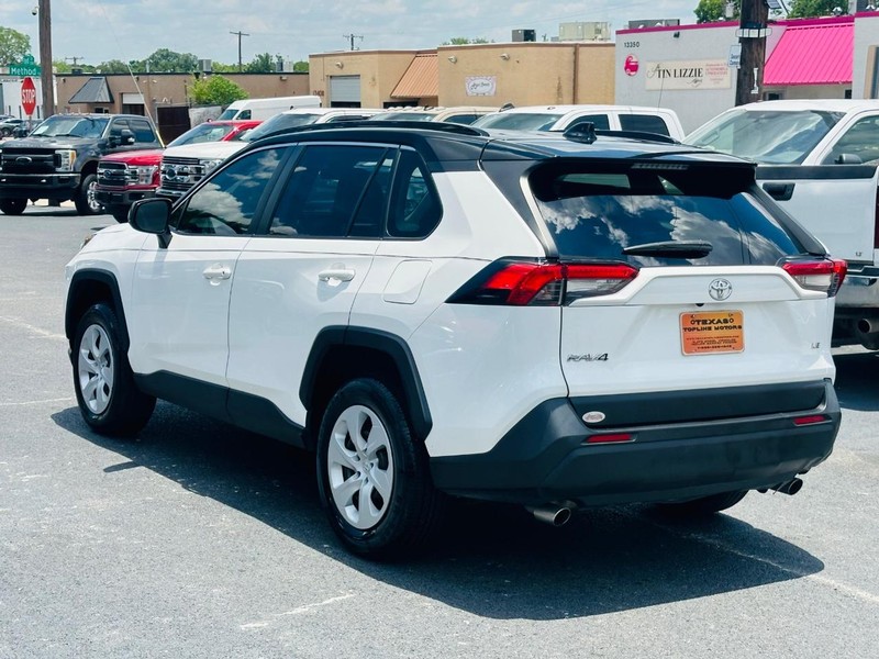 Toyota RAV4 Vehicle Full-screen Gallery Image 13