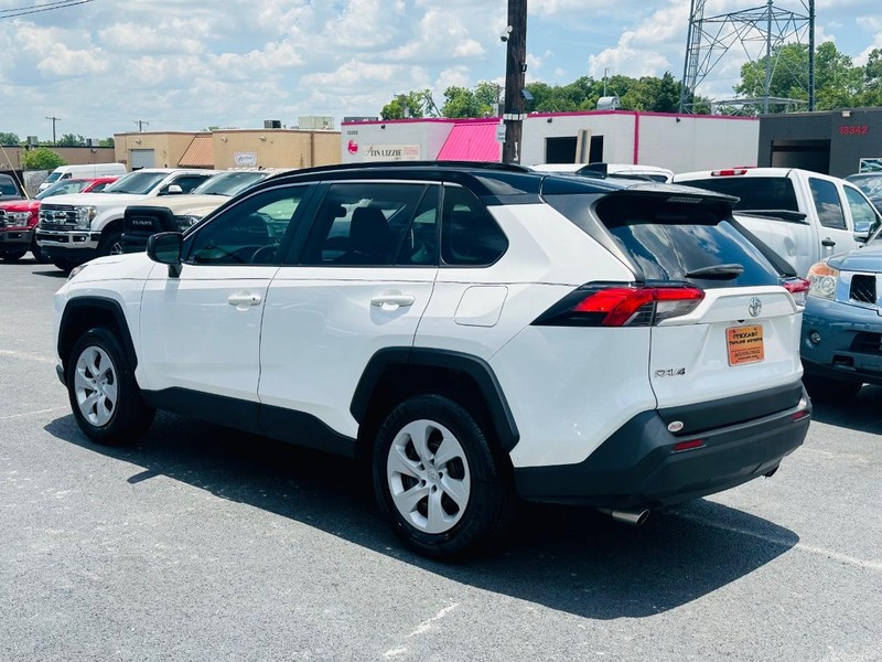 Toyota RAV4 Vehicle Full-screen Gallery Image 14