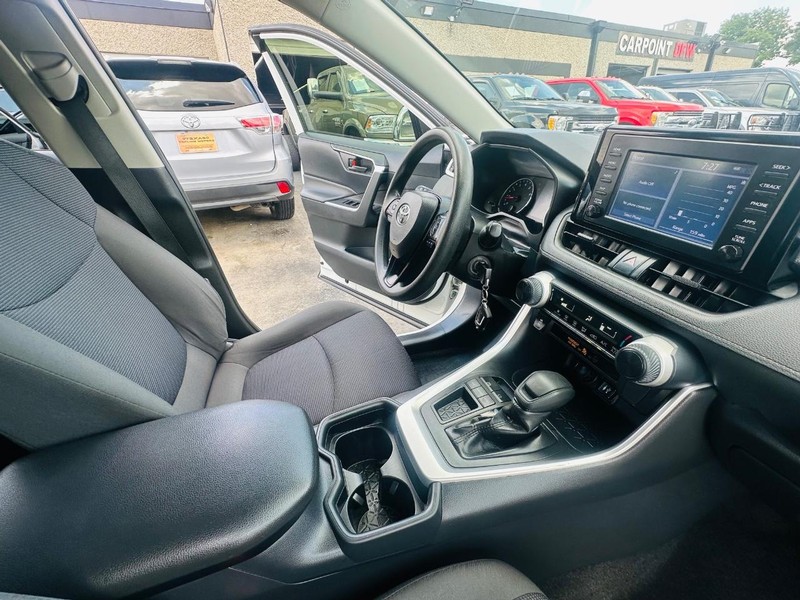 Toyota RAV4 Vehicle Full-screen Gallery Image 15