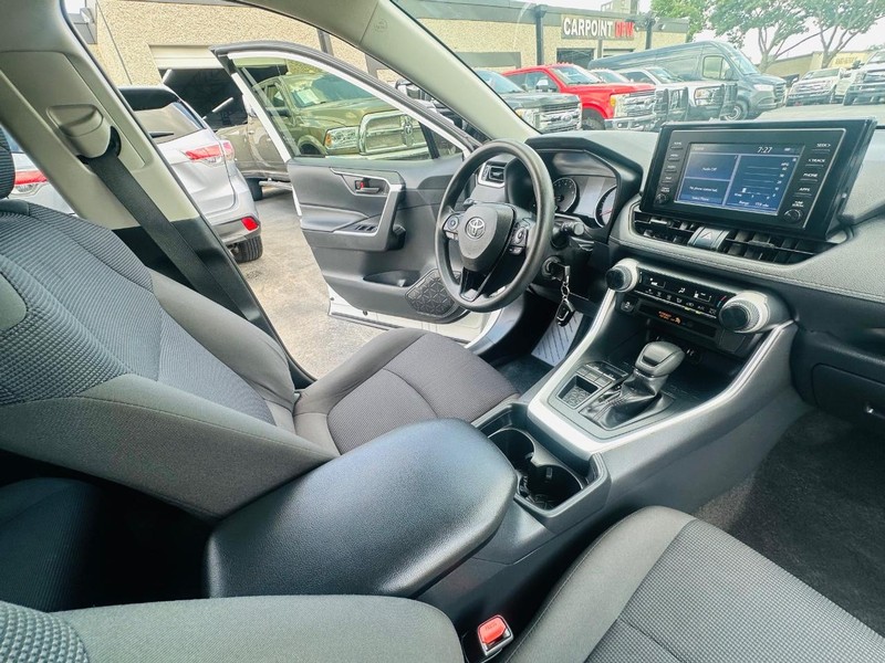 Toyota RAV4 Vehicle Full-screen Gallery Image 16