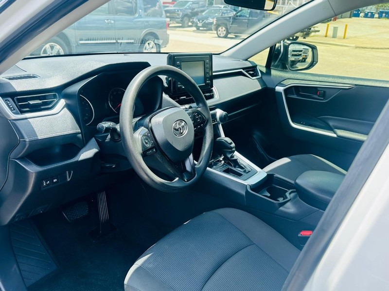 Toyota RAV4 Vehicle Full-screen Gallery Image 17