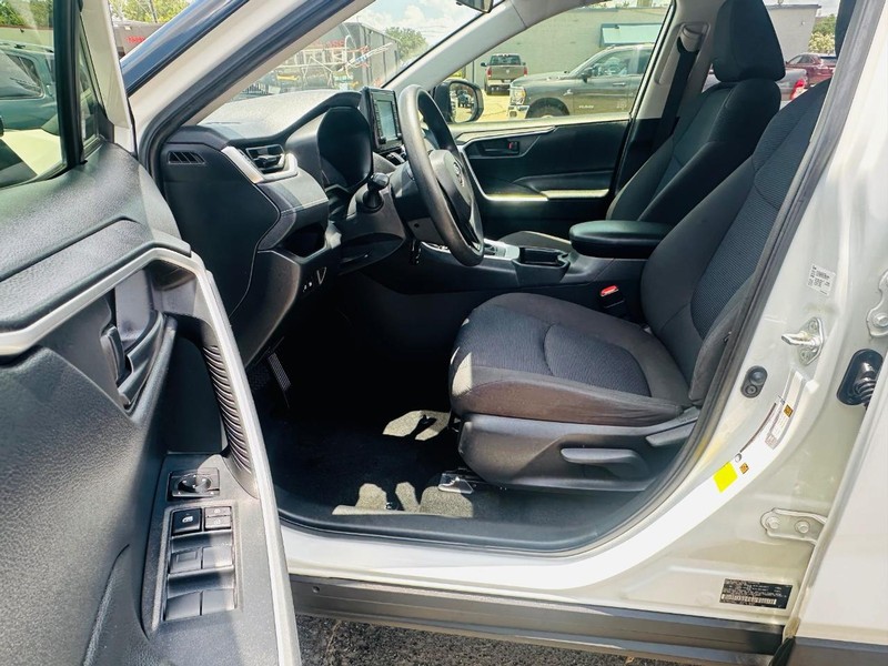 Toyota RAV4 Vehicle Full-screen Gallery Image 18