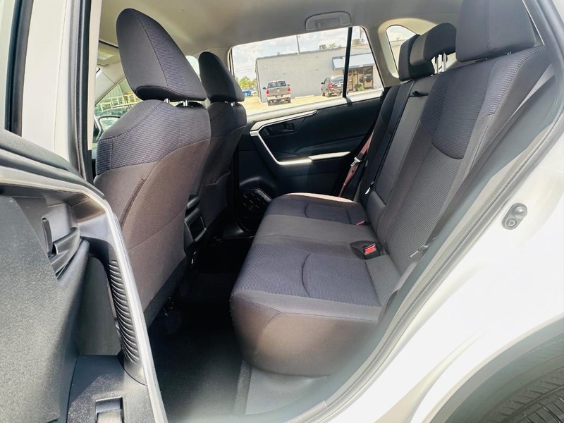 Toyota RAV4 Vehicle Full-screen Gallery Image 19