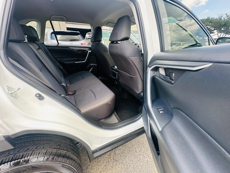 Toyota RAV4 Vehicle Full-screen Gallery Image 20