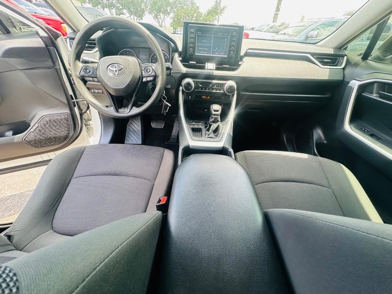 Toyota RAV4 Vehicle Full-screen Gallery Image 21