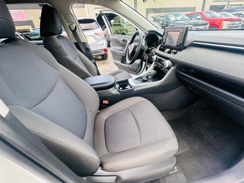 Toyota RAV4 Vehicle Full-screen Gallery Image 23