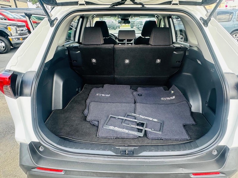 Toyota RAV4 Vehicle Full-screen Gallery Image 25