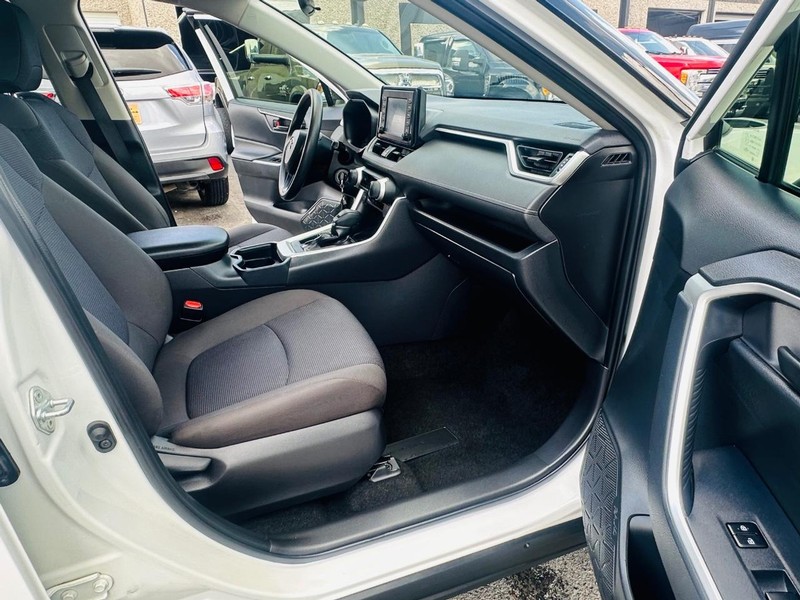 Toyota RAV4 Vehicle Full-screen Gallery Image 26