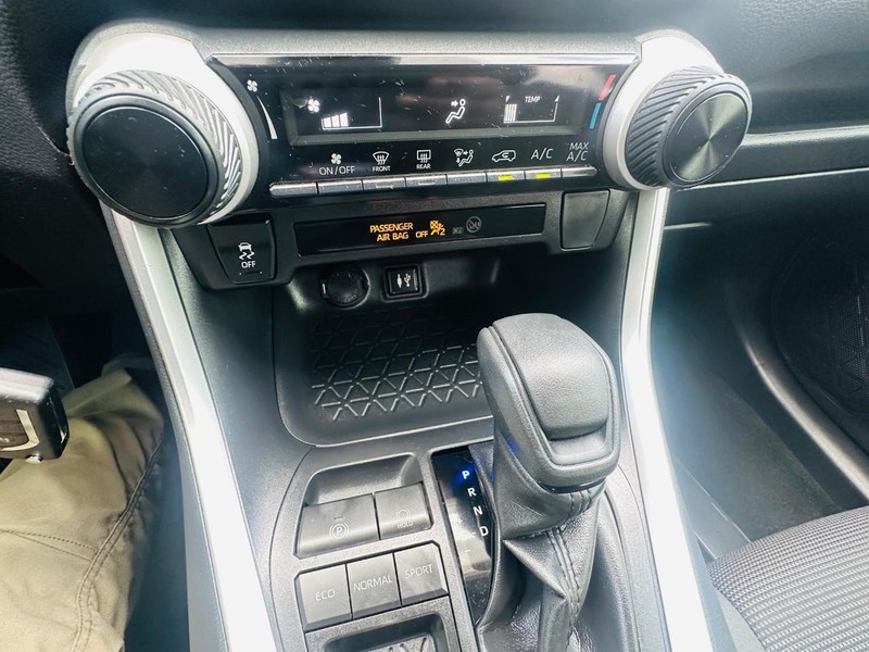 Toyota RAV4 Vehicle Full-screen Gallery Image 34