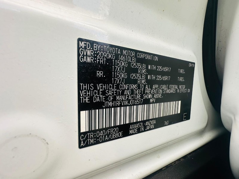 Toyota RAV4 Vehicle Full-screen Gallery Image 36