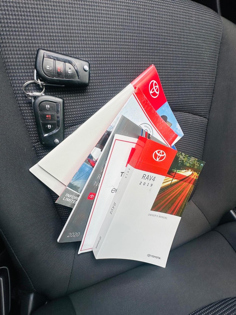 Toyota RAV4 Vehicle Full-screen Gallery Image 37