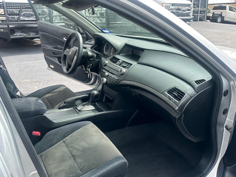 Honda Accord Sedan Vehicle Full-screen Gallery Image 11