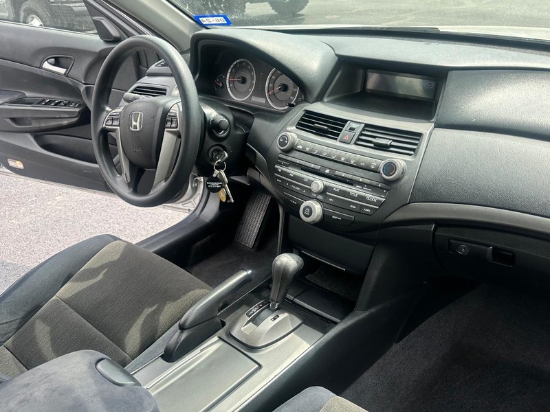 Honda Accord Sedan Vehicle Full-screen Gallery Image 14