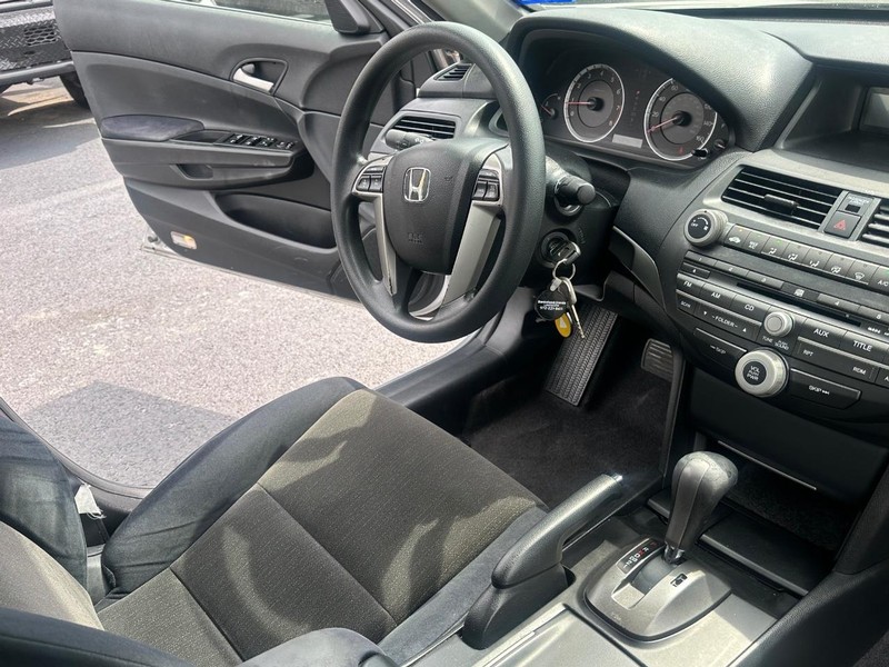 Honda Accord Sedan Vehicle Full-screen Gallery Image 15