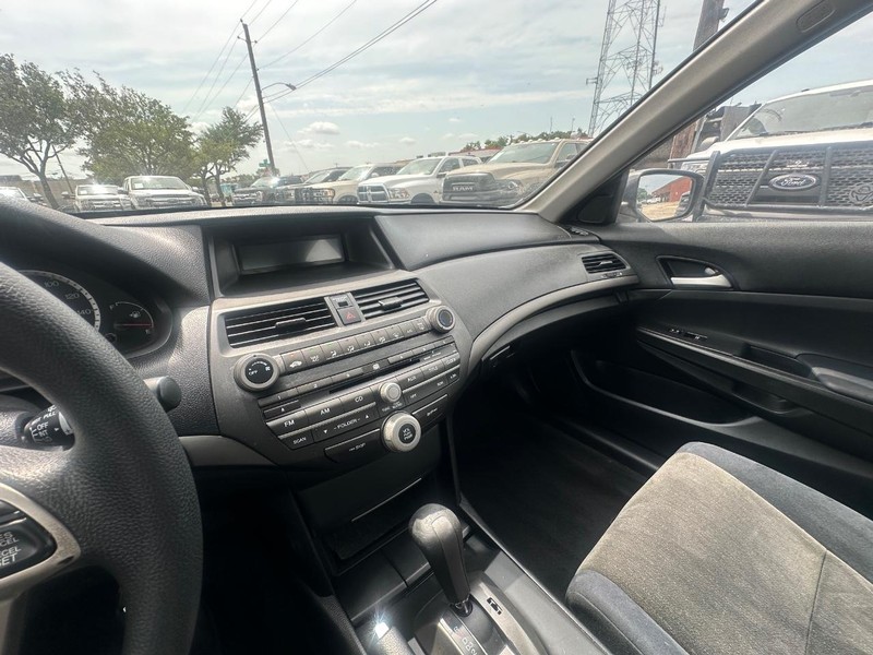 Honda Accord Sedan Vehicle Full-screen Gallery Image 18