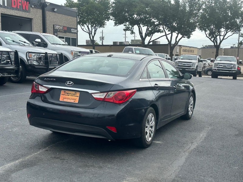 Hyundai Sonata Vehicle Full-screen Gallery Image 04