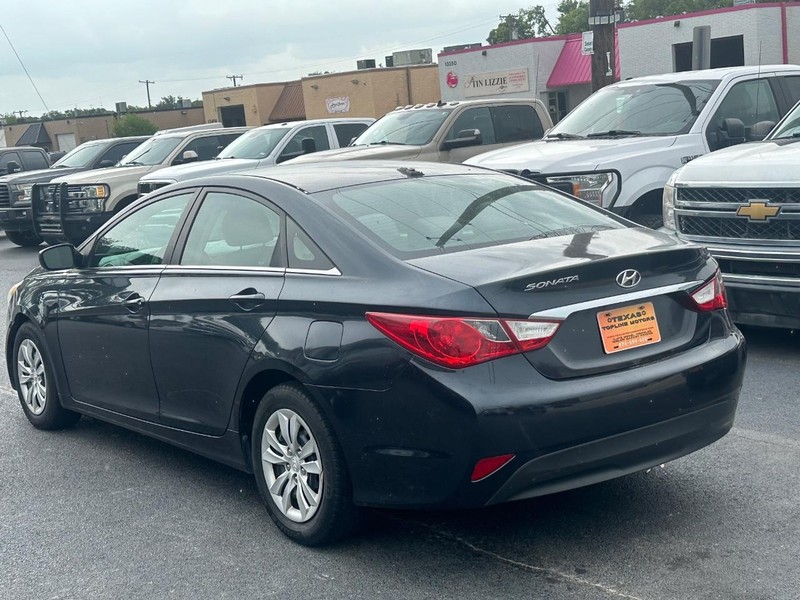 Hyundai Sonata Vehicle Full-screen Gallery Image 05