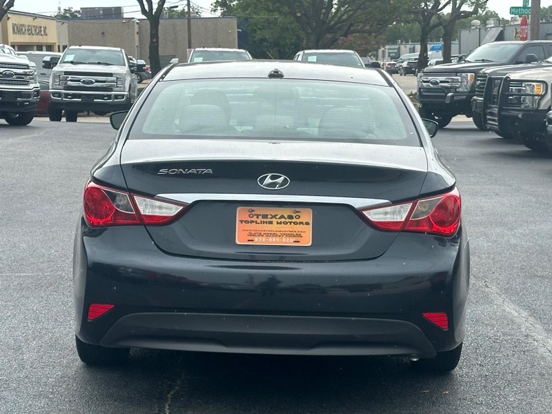 Hyundai Sonata Vehicle Full-screen Gallery Image 06