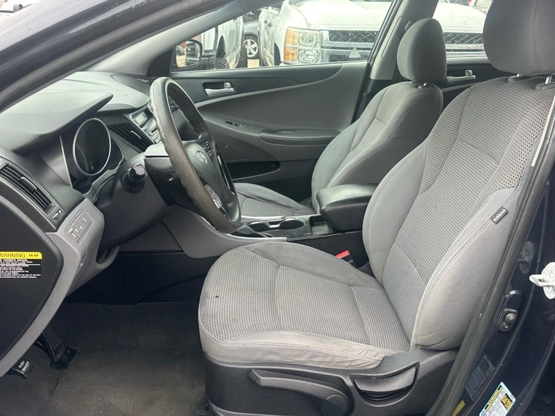 Hyundai Sonata Vehicle Full-screen Gallery Image 07