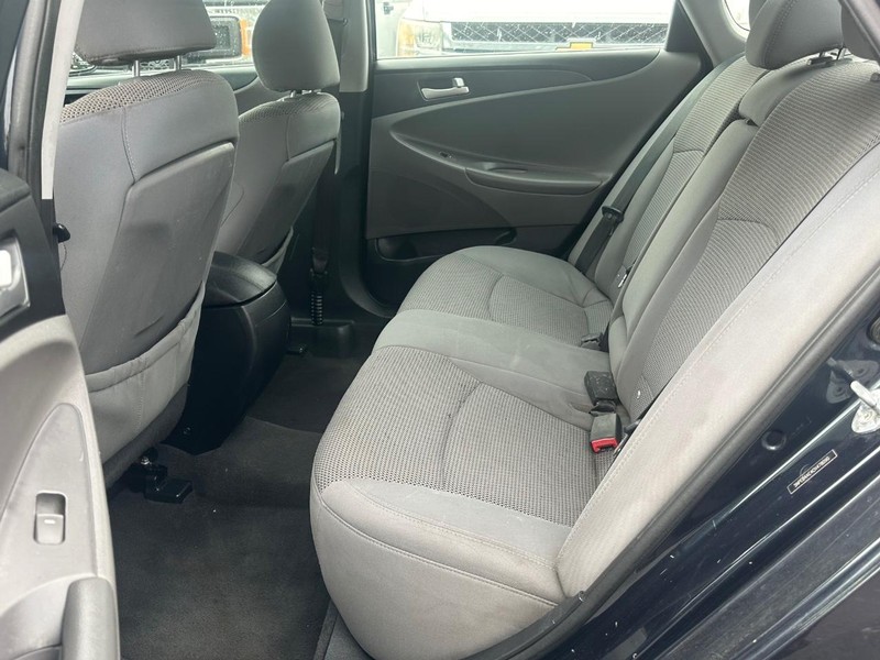 Hyundai Sonata Vehicle Full-screen Gallery Image 08