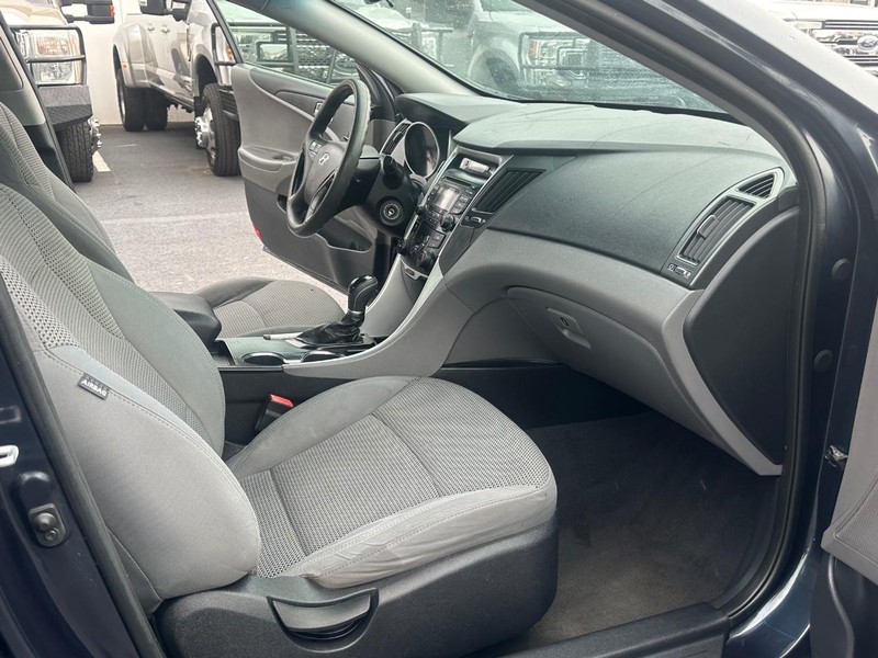 Hyundai Sonata Vehicle Full-screen Gallery Image 09