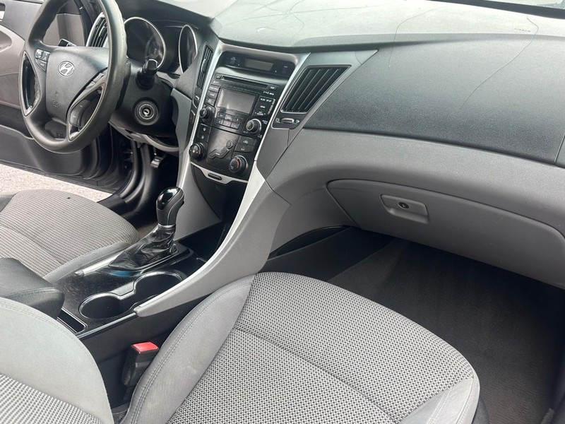 Hyundai Sonata Vehicle Full-screen Gallery Image 10