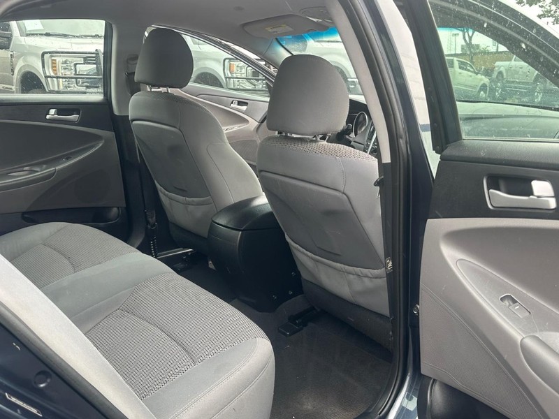 Hyundai Sonata Vehicle Full-screen Gallery Image 11