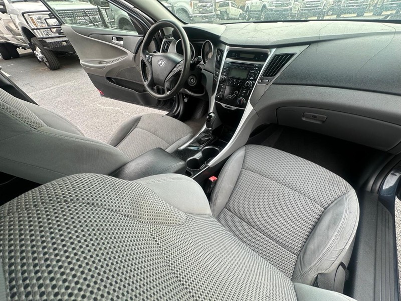 Hyundai Sonata Vehicle Full-screen Gallery Image 12