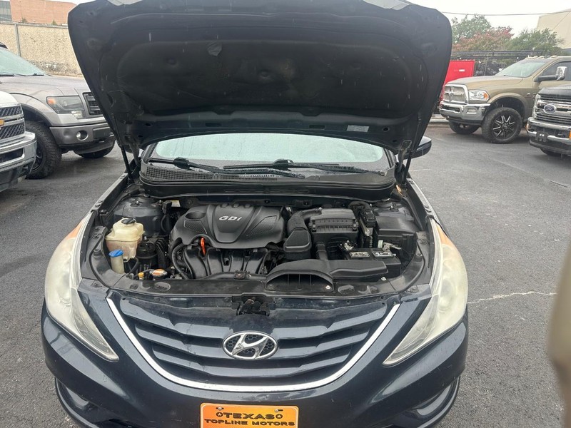 Hyundai Sonata Vehicle Full-screen Gallery Image 13