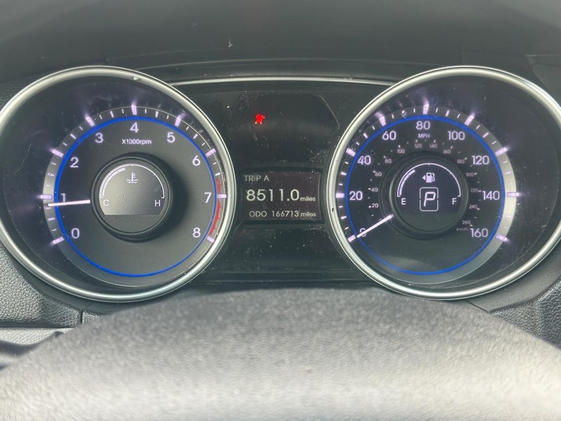 Hyundai Sonata Vehicle Full-screen Gallery Image 14