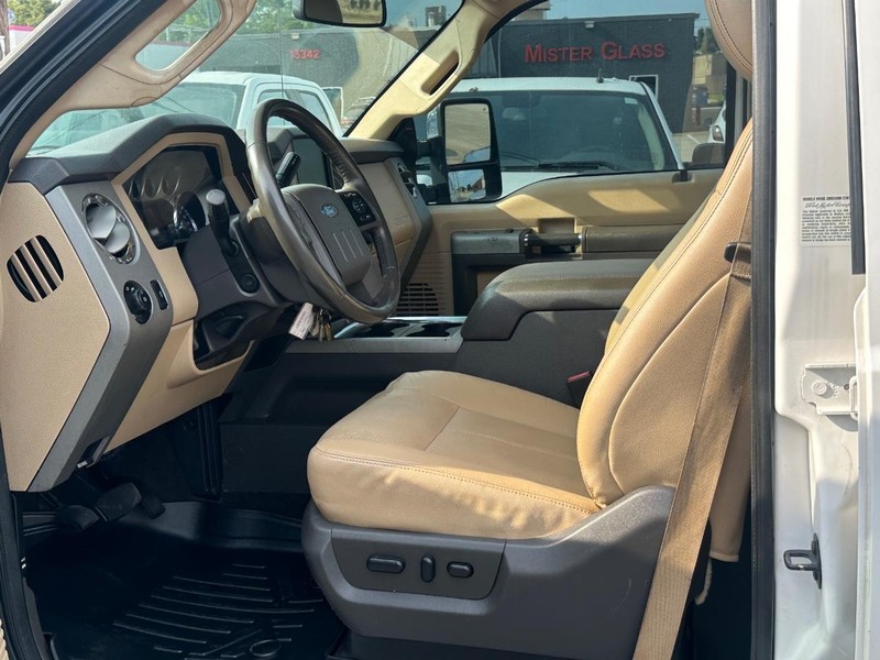 Ford Super Duty F-350 SRW Vehicle Full-screen Gallery Image 20