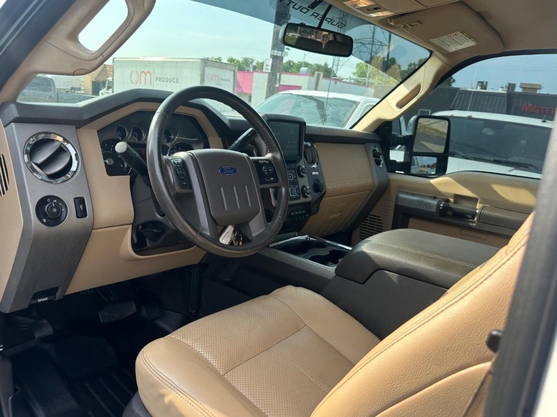 Ford Super Duty F-350 SRW Vehicle Full-screen Gallery Image 23