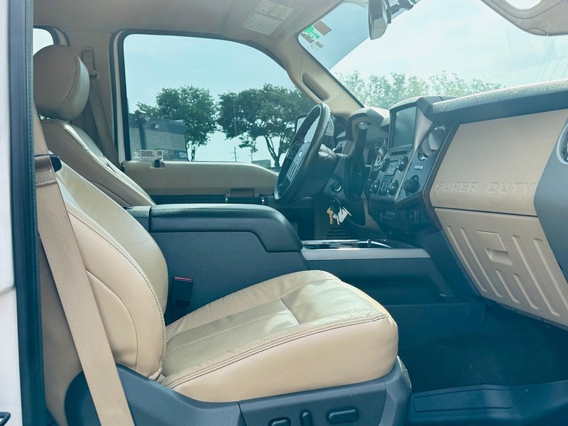 Ford Super Duty F-350 SRW Vehicle Full-screen Gallery Image 27