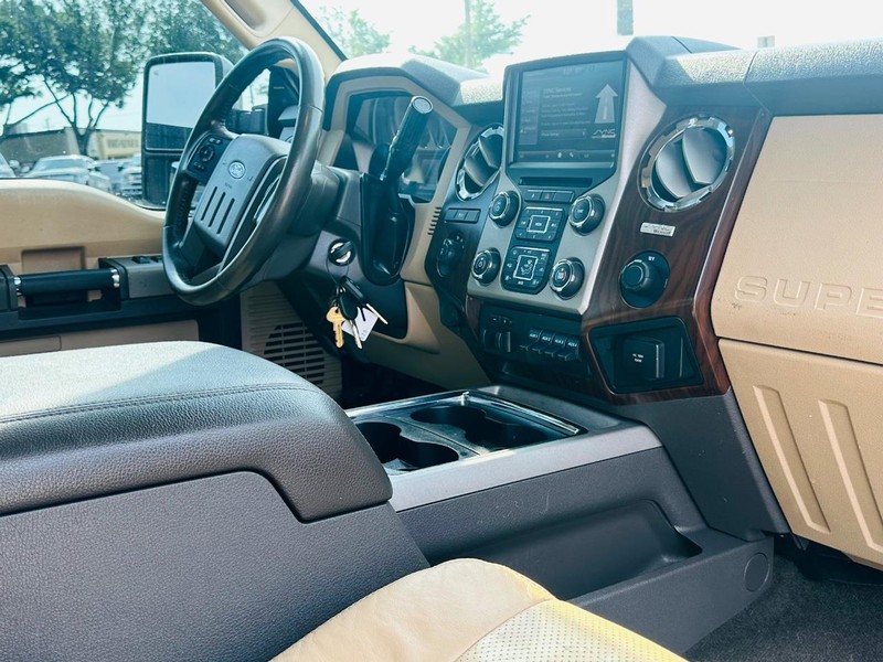 Ford Super Duty F-350 SRW Vehicle Full-screen Gallery Image 32
