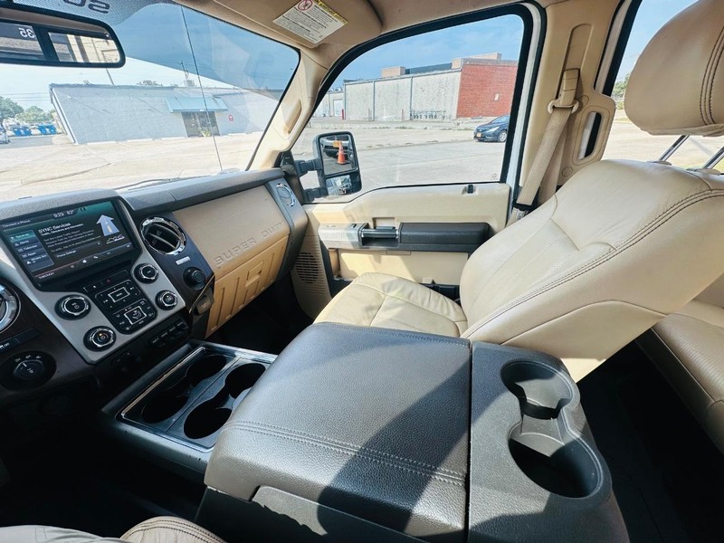Ford Super Duty F-350 SRW Vehicle Full-screen Gallery Image 33