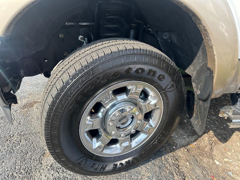 Ford Super Duty F-350 SRW Vehicle Full-screen Gallery Image 39