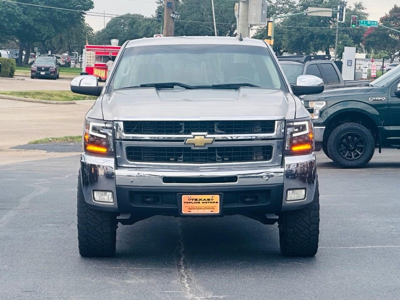 Chevrolet Silverado 2500HD Vehicle Full-screen Gallery Image 3